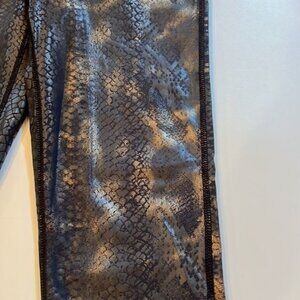 Mano b faux snake skin foil black metallic leggings size Medium ECU athleisure